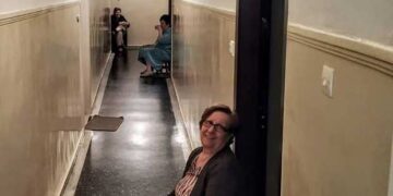 Πτολεμαΐδα: Οι γειτόνισσες που “μένουν σπίτι”, πίνουν καφεδάκι και λένε τα νέα τους από …απόσταση! (φωτογραφία)