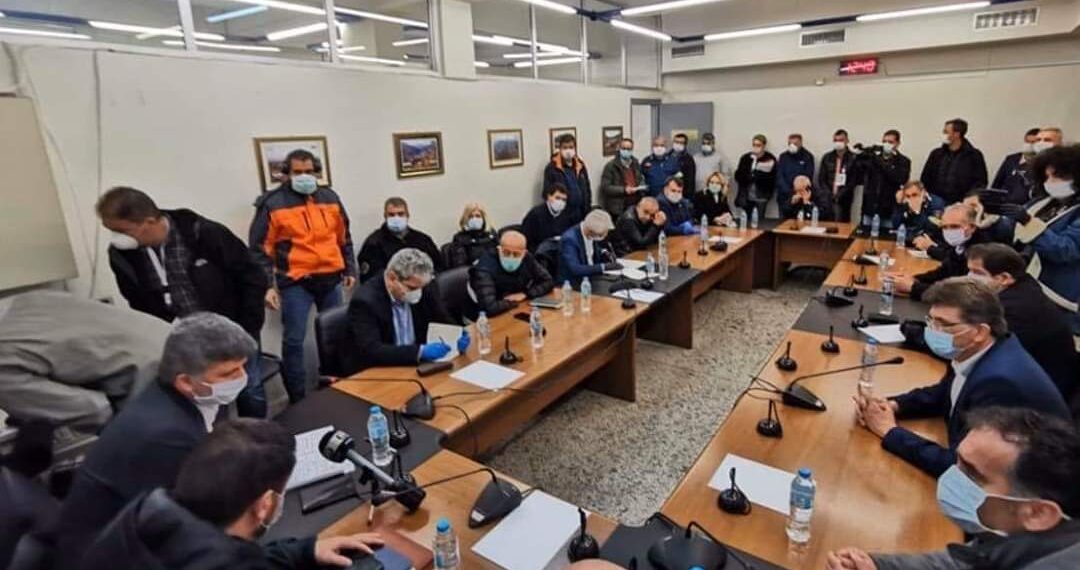 Σμύνθη Ξάνθης: Χωρίς τα προβλεπόμενα μέτρα η σύσκεψη – “Χαμός για μια φωτογραφία” με τον Χαρδαλιά