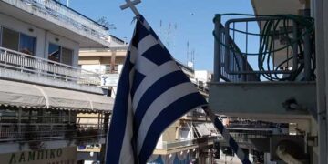 Μήνυμα από Πτολεμαϊδιώτη για τον κορωνοϊό: “Να βγάλουμε όλοι τη σημαία στο μπαλκόνι και ας μείνουμε σπίτι. Η Ελλάς είναι εδώ!”