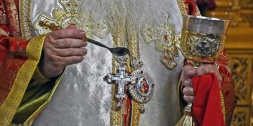 Ιερά Σύνοδος για κορωνοϊό: Κοινωνούμε κανονικά – Οι ευπαθείς ομάδες να μείνουν σπίτι τους