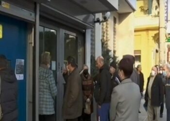 Απαγόρευση κυκλοφορίας: Έρχονται χρονικοί περιορισμοί στις μετακινήσεις – Ουρές συνταξιούχων έξω τράπεζες