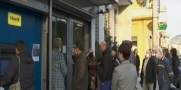 Απαγόρευση κυκλοφορίας: Έρχονται χρονικοί περιορισμοί στις μετακινήσεις – Ουρές συνταξιούχων έξω τράπεζες