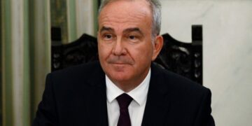 Παπαθανάσης: Κλειστά τα σούπερ μάρκετ τις Κυριακές