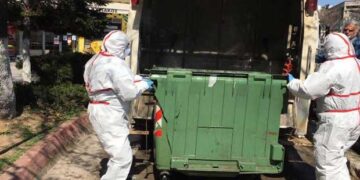 Στο καθαρισμό και το πλύσιμο των κάδων απορριμμάτων προχωρά με ειδικό όχημα ο Δήμος Εορδαίας (βίντεο-φώτο)