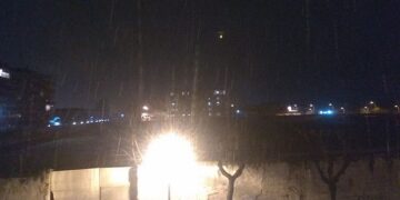 Ασθενής χιονόπτωση ΤΩΡΑ μέσα στην πόλη της Πτολεμαΐδας