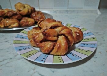 Μαγειρεύοντας με την Αρετή: Τσουρέκια σιροπιαστά