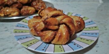 Μαγειρεύοντας με την Αρετή: Τσουρέκια σιροπιαστά