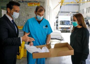 Κορωνοϊός: 16χρονη παρέδωσε 300 μάσκες με την Ελληνική Σημαία στο νοσοκομείο «Ευαγγελισμός»