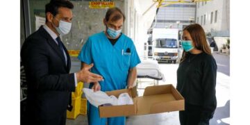 Κορωνοϊός: 16χρονη παρέδωσε 300 μάσκες με την Ελληνική Σημαία στο νοσοκομείο «Ευαγγελισμός»