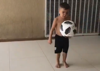 Ποδόσφαιρο: Ένας μπόμπιρας-μάγος από τη Βραζιλία!