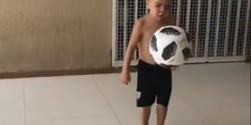 Ποδόσφαιρο: Ένας μπόμπιρας-μάγος από τη Βραζιλία!