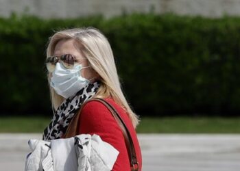 Κορονοϊός: Πρόστιμο 150 ευρώ για όποιον δεν φορά μάσκα σε ΜΜΜ, κομμωτήρια, καταστήματα [Βίντεο]