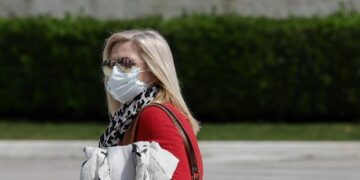 Κορονοϊός: Πρόστιμο 150 ευρώ για όποιον δεν φορά μάσκα σε ΜΜΜ, κομμωτήρια, καταστήματα [Βίντεο]