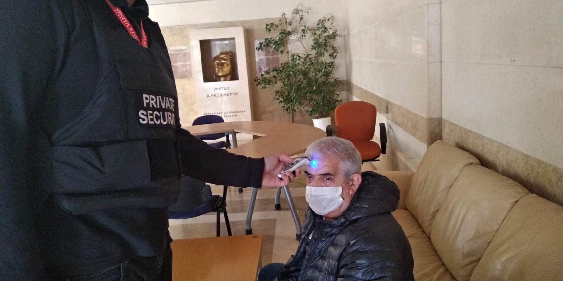 Με θερμομέτρηση εισέρχονται στα κτίρια της Π.Ε. Κοζάνης  οι πολίτες