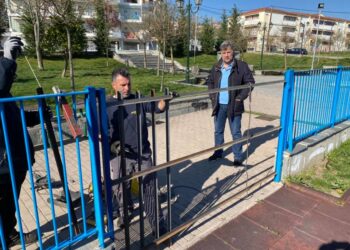 Μπάρες σε παιδικές χαρές τοποθετεί ο δήμος Κοζάνης για να εμποδίσει την πρόσβαση