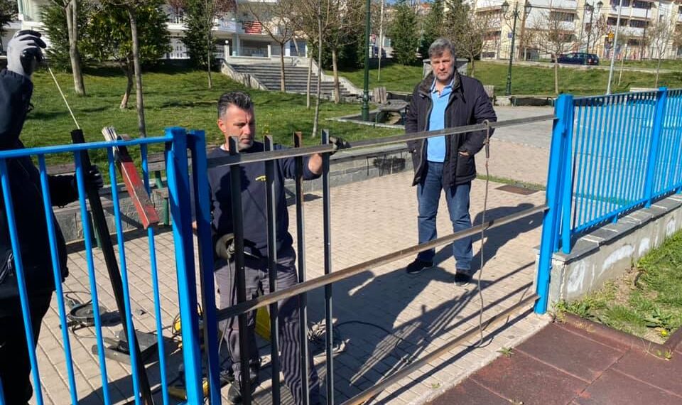 Μπάρες σε παιδικές χαρές τοποθετεί ο δήμος Κοζάνης για να εμποδίσει την πρόσβαση