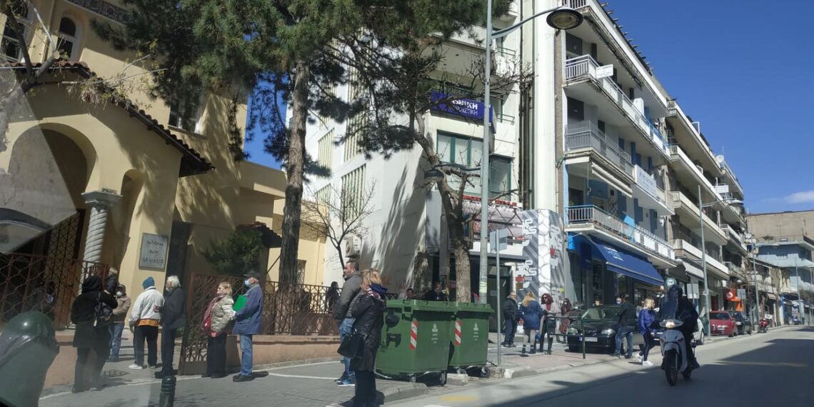 Κοζάνη – τώρα:  Δείτε μέχρι που φτάνει η ουρά έξω από την Εθνική τράπεζα