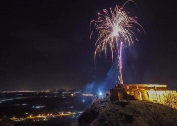 Η απίθανη φωτογραφία του Στέλιου Ντεμογιάννη με τα πυροτεχνήματα πάνω από το νυχτερινό ουρανό των Σερβίων