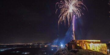 Η απίθανη φωτογραφία του Στέλιου Ντεμογιάννη με τα πυροτεχνήματα πάνω από το νυχτερινό ουρανό των Σερβίων