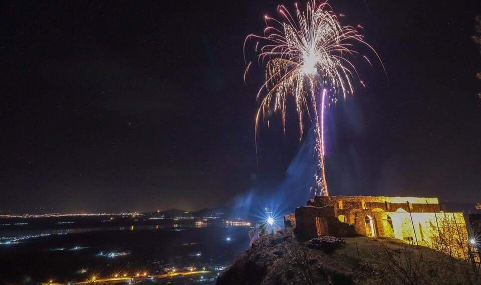 Η απίθανη φωτογραφία του Στέλιου Ντεμογιάννη με τα πυροτεχνήματα πάνω από το νυχτερινό ουρανό των Σερβίων