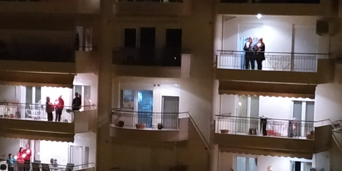 “Χριστός Ανέστη” στα μπαλκόνια για τους πιστούς σε Κοζάνη και Πτολεμαΐδα