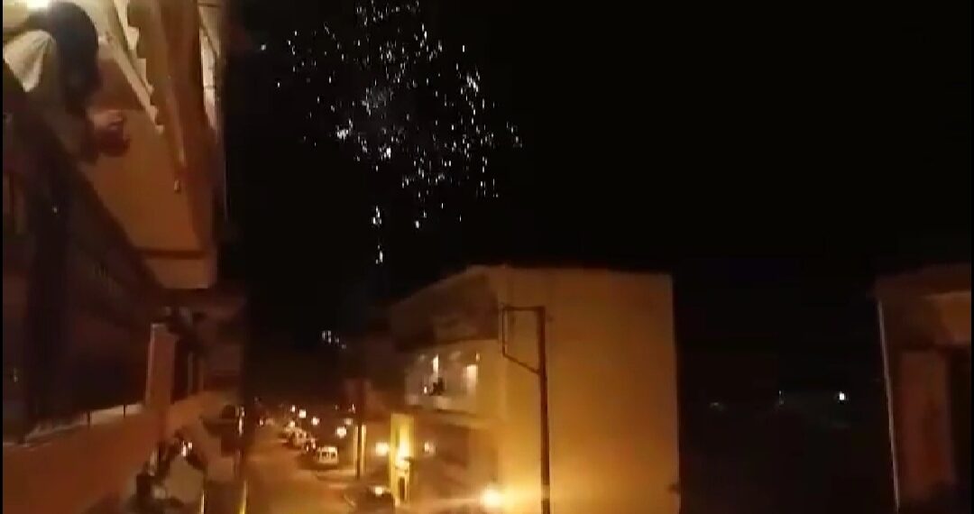 Πτολεμαϊδα: Ανάσταση από τα μπαλκόνια με πυροτεχνήματα στον ουρανό!