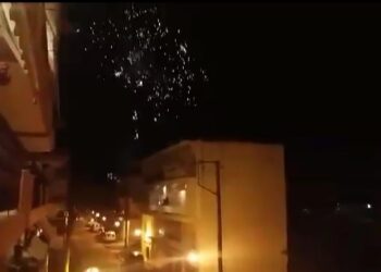 Πτολεμαϊδα: Ανάσταση από τα μπαλκόνια με πυροτεχνήματα στον ουρανό!