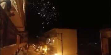 Πτολεμαϊδα: Ανάσταση από τα μπαλκόνια με πυροτεχνήματα στον ουρανό!