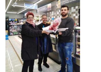 Η τυχερή του πασχαλινού διαγωνισμού του e-ptolemeos και του “Μαγειρεύοντας με την Αρετή” παρέλαβε το αρνί για το Πάσχα!