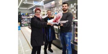 Η τυχερή του πασχαλινού διαγωνισμού του e-ptolemeos και του “Μαγειρεύοντας με την Αρετή” παρέλαβε το αρνί για το Πάσχα!