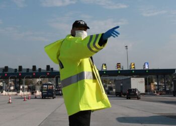 Είπε ότι πήγαινε για βοήθεια σε συγγενικό πρόσωπο και «πιάστηκε» με τη σούβλα στο αυτοκίνητο