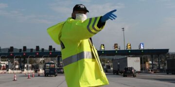 Είπε ότι πήγαινε για βοήθεια σε συγγενικό πρόσωπο και «πιάστηκε» με τη σούβλα στο αυτοκίνητο