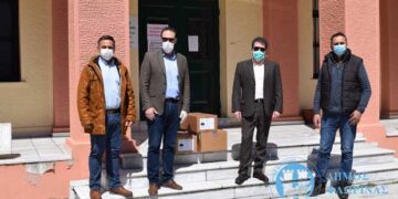 Παράδοση αναπνευστήρων από τον δήμαρχο Βασίλη Γιαννάκη στο νοσοκομείο Φλώρινας