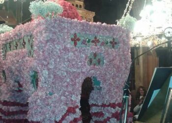 Ο ιερέας επέτρεψε το προσκύνημα των πιστών στον Επιτάφιο στον ιερό ναό της Καισαρειάς παρά την απαγόρευση