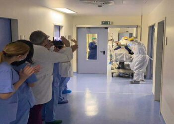 «Γεια σου κύριε Γιώργο!» Ασθενής με κορονοϊό βγαίνει από την ΜΕΘ στο Θριάσιο και όλοι ξεσπούν σε χειροκροτήματα! [vid]