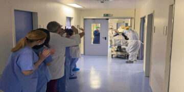 «Γεια σου κύριε Γιώργο!» Ασθενής με κορονοϊό βγαίνει από την ΜΕΘ στο Θριάσιο και όλοι ξεσπούν σε χειροκροτήματα! [vid]