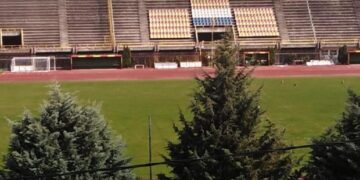 Γέμισε… κότες το γήπεδο της Καστοριάς!