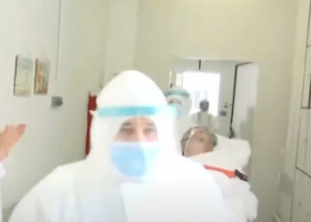 Κορωνοϊός: Η στιγμή που 79χρονος από τη Δαμασκηνιά βγαίνει από τη ΜΕΘ -«Περαστικά κύριε Περικλή» [βίντεο]