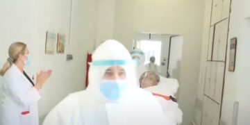 Κορωνοϊός: Η στιγμή που 79χρονος από τη Δαμασκηνιά βγαίνει από τη ΜΕΘ -«Περαστικά κύριε Περικλή» [βίντεο]