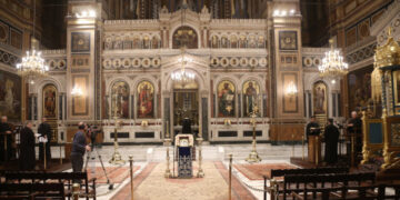 Κορωνοϊός: Χωρίς μεγάφωνα οι ναοί στις λειτουργίες του Πάσχα -Τι θα γίνει με την περιφορά του Επιταφίου