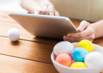 Το πρώτο e-Πάσχα: Με εφαρμογή για σούβλισμα και άναμμα κεριού -Και συνδαιτυμόνες μέσω skype