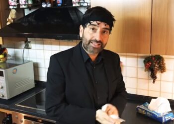 Σαρώνει το βίντεο με τον Κρητικό, Σπύρο Παπαδόπουλο: «Κοπέλια τα πράγματα είναι σοβαρά – Σφαλώνομε την πόρτα στον κορωνοϊό»