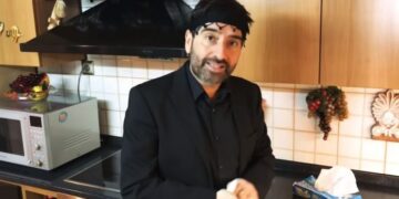 Σαρώνει το βίντεο με τον Κρητικό, Σπύρο Παπαδόπουλο: «Κοπέλια τα πράγματα είναι σοβαρά – Σφαλώνομε την πόρτα στον κορωνοϊό»