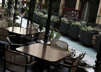 Αρση μέτρων: Ανά τετράδες και μόνο έξω -Πώς θα πίνουμε τον καφέ μας φέτος το καλοκαίρι