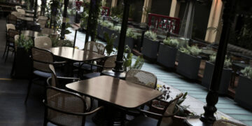 Αρση μέτρων: Ανά τετράδες και μόνο έξω -Πώς θα πίνουμε τον καφέ μας φέτος το καλοκαίρι