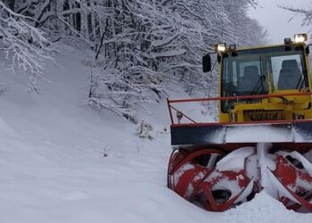 Καστοριά: 30 εκ. χιονιού στο Βίτσι – Στα 20 εκ. στην Κλεισούρα – VIDEO και φωτο από τον αποχιονισμό