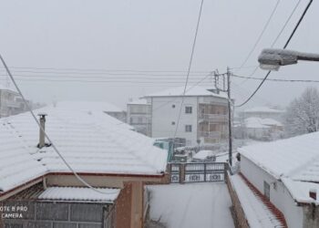 Συνεχίζεται με σφοδρότητα η χιονόπτωση σε Πτολεμαΐδα – Εορδαίας – Επί ποδός τα συνεργεία του Δήμου Εορδαίας