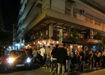 Θεσσαλονίκη: Η αστυνομία διέλυσε το πλήθος έξω από καταστήματα με «take away» ποτά