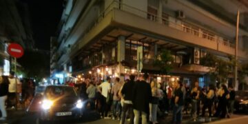 Θεσσαλονίκη: Η αστυνομία διέλυσε το πλήθος έξω από καταστήματα με «take away» ποτά