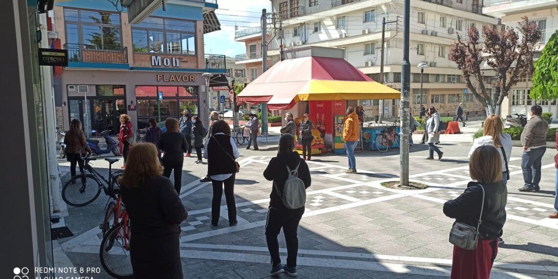 Πτολεμαΐδα: Ατελείωτες ουρές έξω από τις τράπεζες